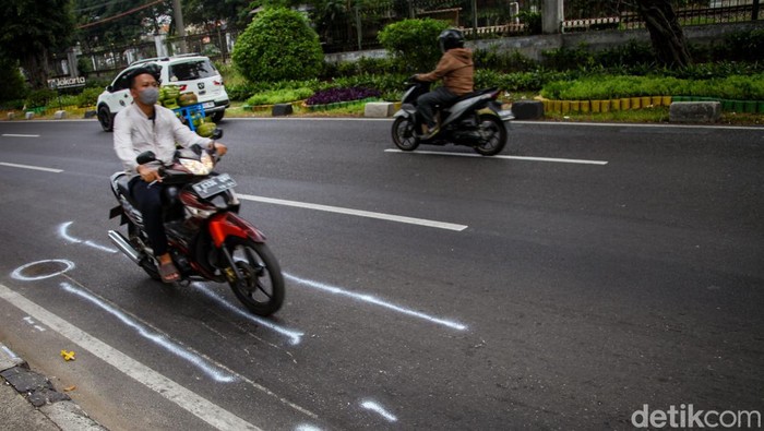 Pesepeda motor melawan arah di Jalan Lenteng Agung, Jakarta, Rabu (23/8/2023) pukul 11.30 WIB. Di lokasi ini sempat terjadi kecelakaan antara truk dengan pemotor yang lawan arah.