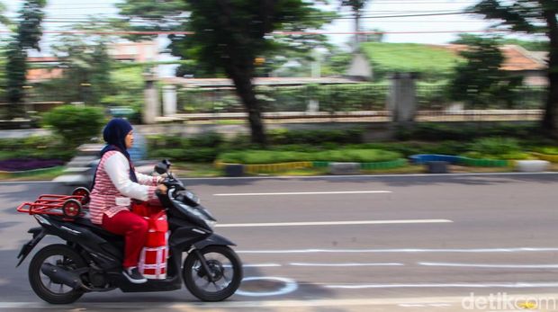 Pesepeda motor melawan arah di Jalan Lenteng Agung, Jakarta, Rabu (23/8/2023) pukul 11.30 WIB. Di lokasi ini sempat terjadi kecelakaan antara truk dengan pemotor yang lawan arah.