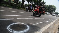 Jalanan tempat kecelakaan ditandai dengan cat warna putih.