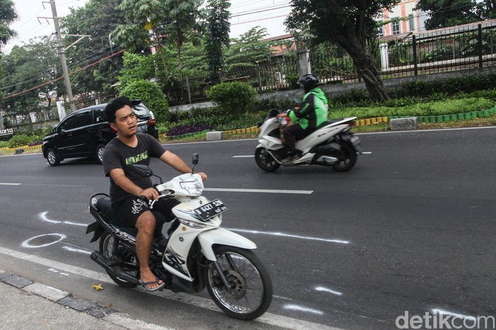 Pesepeda motor melawan arah di Jalan Lenteng Agung, Jakarta, Rabu (23/8/2023) pukul 11.30 WIB. Di lokasi ini sempat terjadi kecelakaan antara truk dengan pemotor yang lawan arah.