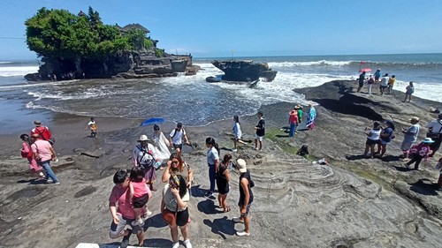 Wisatawan berkunjung ke objek wisata Tanah Lot, Tabanan, Bali.