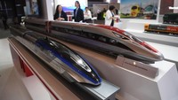 Pengunjung mengamati replika kereta yang dipajang dalam Pameran Railwaytech di Jakarta, Rabu (23/8/2023).