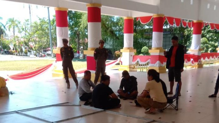 Panitia monolog teater Rindu Bissu saat melakukan persiapan di Lapangan Merdeka Bone.