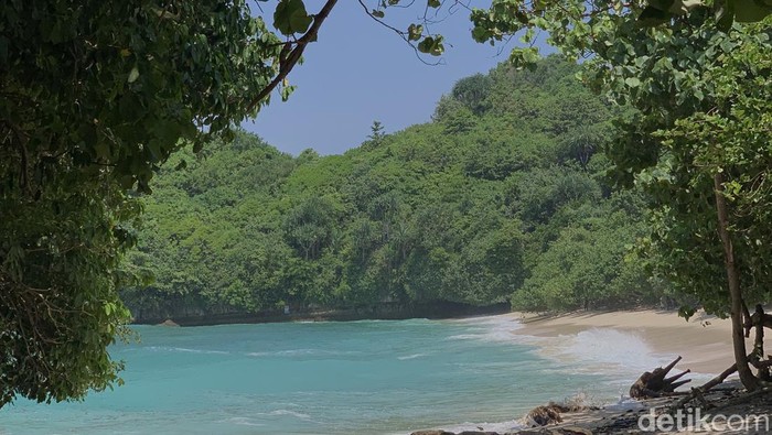 Pantai Teluk Asmara