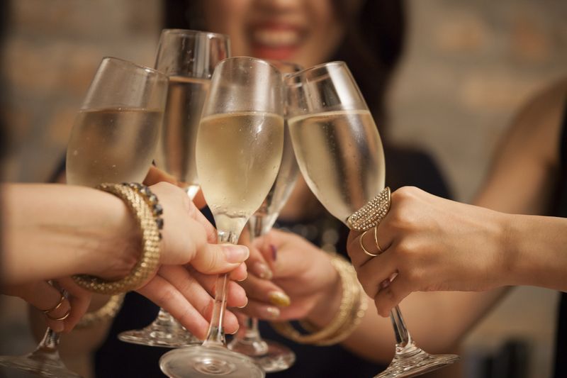 Para wanita bersulang Ilustrasi ciri-ciri wanita pengikut Dajjal