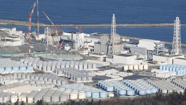 Pemandangan udara menunjukkan tangki penyimpanan air olahan di pembangkit listrik tenaga nuklir Fukushima Daiichi yang lumpuh akibat tsunami di kota Okuma, prefektur Fukushima, Jepang 22 Agustus 2023, dalam foto yang diambil oleh Kyodo. (Mandatory credit Kyodo via REUTERS)