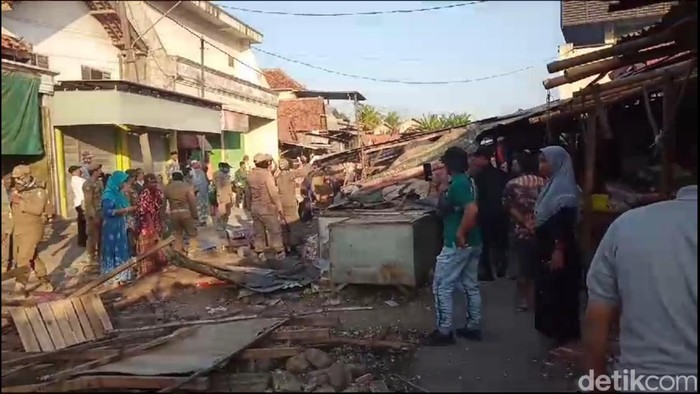 Pembongkaran lapak pedangan di Sampang