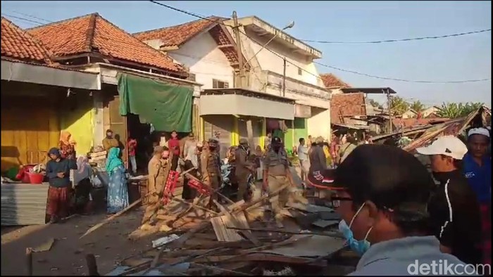 Pembongkaran lapak pedangan pasar di Sampang