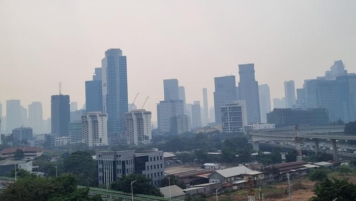 Penampakan kondisi udara Jakarta pada pukul 14.26 WIB, Rabu (23/8/2023)-(Haris/detikcom)