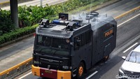 Sebanyak empat unit water canon hingga empat unit mobil pemadam kebakaran dikerahkan untuk menyiram tanaman dan jalan protokol di Jakarta.   