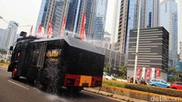 Selanjutnya Polda Metro Jaya mengerahkan kendaraan unit Water Cannon untuk menyemprotkan air ke jalanan protokol, guna mengurangi polusi udara di Jakarta. Hal serupa juga dilakukan oleh Pemprov DKI Jakarta. (Ari Saputra/detikcom)