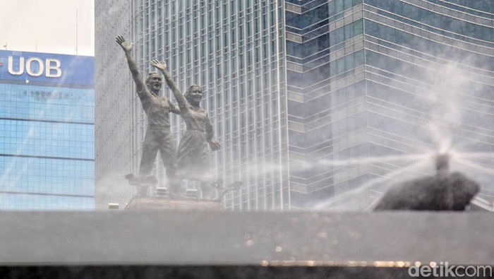 Penyemprotan Air untuk Mengurangi Polusi di Ibu Kota Kendaraan water cannon Brimob Polda Metro Jaya menyemprotkan air di Jalan Sudirman-Thamrin, Jakarta, Rabu (23/8/2023). Pemerintah Provinsi (Pemprov) DKI Jakarta dan Polda Metro Jaya melakukan penyemprotan air di sepanjang Jalan Medan Merdeka Barat hingga Patung Pemuda Membangun Senayan sebagai upaya untuk mengurangi polusi udara dan mengatasi cuaca panas di Ibu Kota.