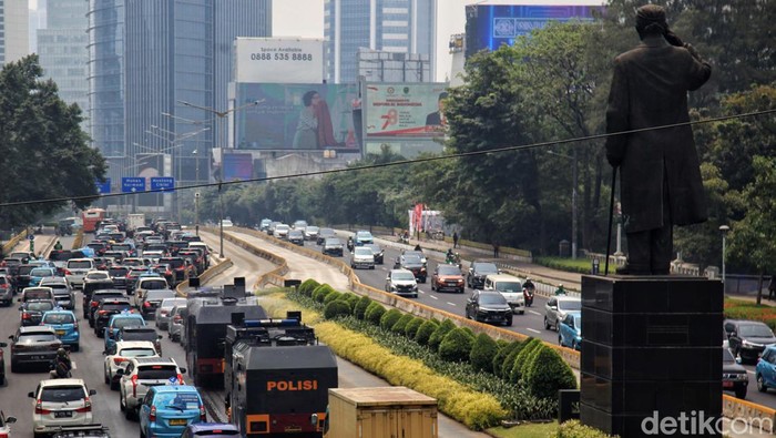 Kendaraan water cannon Brimob Polda Metro Jaya menyemprotkan air di Jalan Sudirman-Thamrin, Jakarta, Rabu (23/8/2023). Pemerintah Provinsi (Pemprov) DKI Jakarta dan Polda Metro Jaya melakukan penyemprotan air di sepanjang Jalan Medan Merdeka Barat hingga Patung Pemuda Membangun Senayan sebagai upaya untuk mengurangi polusi udara dan mengatasi cuaca panas di Ibu Kota.