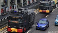 Kegiatan tersebut juga bertujuan menjaga suhu kota tetap sejuk agar para pengguna kendaraan umum tetap nyaman saat berada di halte ataupun area publik.   