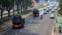 Water cannon Brimob Polda Metro Jaya menyemprotkan air di Jalan Sudirman-Thamrin, Jakarta, Rabu (23/8/2023).  