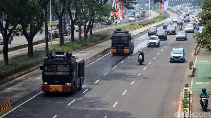 Kendaraan water cannon Brimob Polda Metro Jaya menyemprotkan air di Jalan Sudirman-Thamrin, Jakarta, Rabu (23/8/2023). Pemerintah Provinsi (Pemprov) DKI Jakarta dan Polda Metro Jaya melakukan penyemprotan air di sepanjang Jalan Medan Merdeka Barat hingga Patung Pemuda Membangun Senayan sebagai upaya untuk mengurangi polusi udara dan mengatasi cuaca panas di Ibu Kota.