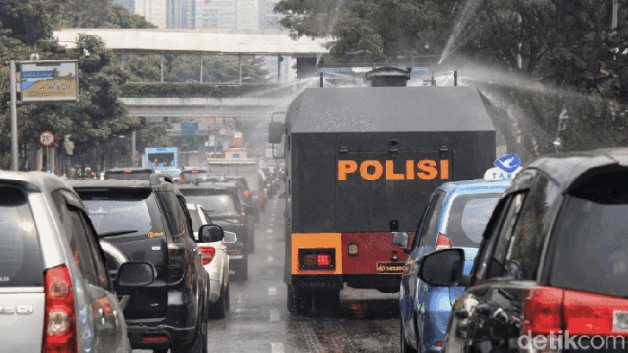 Tanda Tanya Efektivitas Penyemprotan Jalan demi Atasi Polusi
