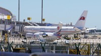 Awak darat bekerja di dekat pesawat komersial Air Koryo di landasan Bandara Internasional Ibu Kota Beijing di Beijing, Selasa (22/8/2023). Sebuah penerbangan komersial Korea Utara mendarat di Beijing di tengah tanda-tanda bahwa Pyongyang membuka perbatasan lagi setelah hampir tiga tahun pembatasan COVID-19. 