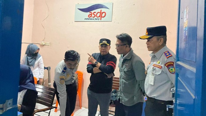 Caption Pj Bupati Jepara bersama rombongan saat sidak di Pelabuhan Kartini, Jepara, Rabu (23/8/2023).