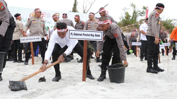 Jajaran Polda Bangka Belitung bersama Pj Gubernur Bangka Belitung Suganda Pandapotan Pasaribu menanam pohon di bekas tambang timah.
