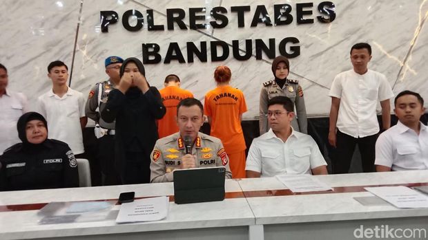 Polisi menangkap selebgram cantik asal Bandung terkait judi online.