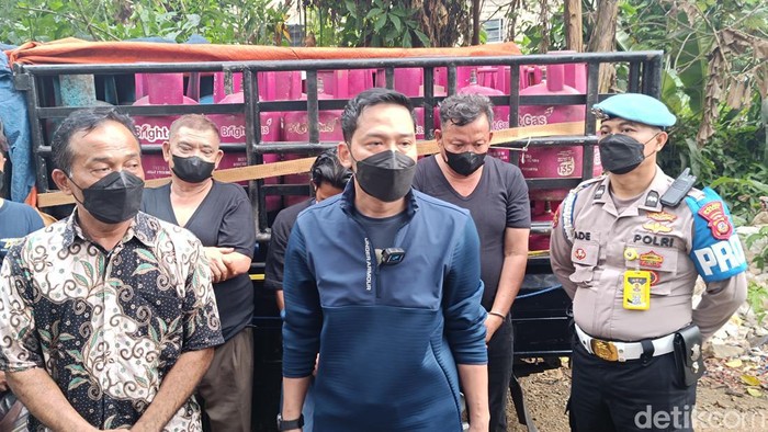 Polisi menangkap tiga pelaku pengoplosan gas subsidi di Bogor (Rizky Adha/detikcom)
