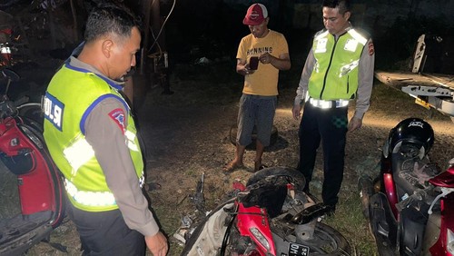 Kondisi motor yang ringsek setelah bertabrakan dengan mobil di Jalan Nasional Denpasar-Gilimanuk, Desa Gumbrih, Jembrana, Bali, Selasa (22/8/2023).