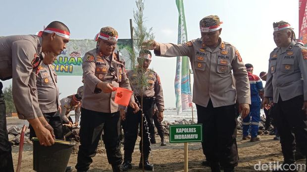 Polisi saat melakukan penanaman pohon di pesisir pantai Indramayu