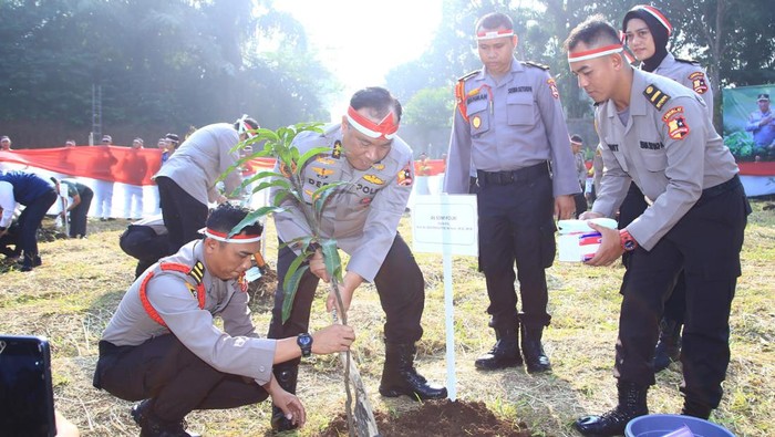Polri menggelar penanaman 21 juta bibit pohon serentak, Rabu (23/8/2023). Aksi ini diganjar dua penghargaan oleh MURI.