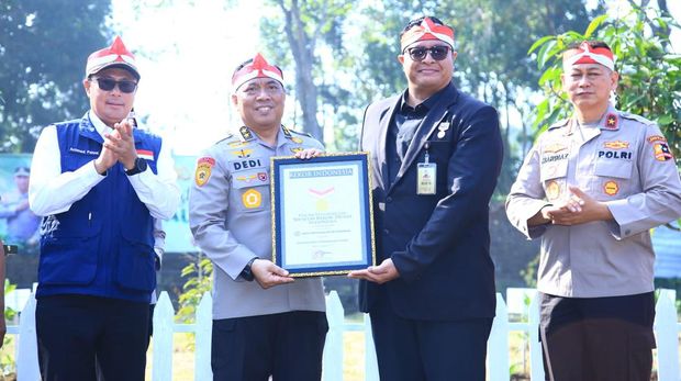 Polri menggelar penanaman 21 juta bibit pohon serentak, Rabu (23/8/2023). Aksi ini diganjar dua penghargaan oleh MURI.