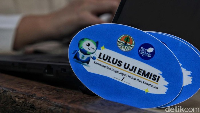 Polusi udara Jakarta makin mengkhawatirkan. Uji emisi kendaraan pun diintensifkan.