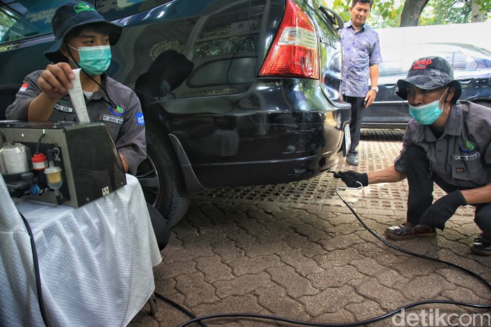 Polusi udara Jakarta makin mengkhawatirkan. Uji emisi kendaraan pun diintensifkan.