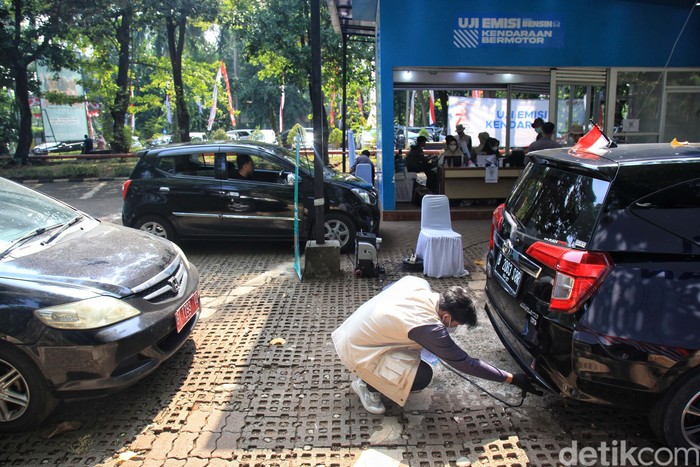 Polusi udara Jakarta makin mengkhawatirkan. Uji emisi kendaraan pun diintensifkan.