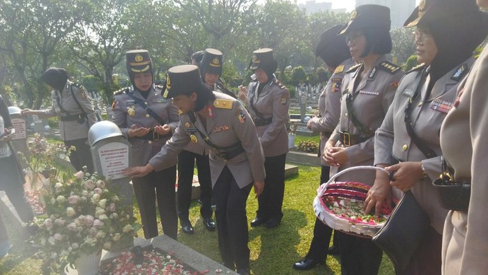 Polwan ziarah di TMP Kalibata (Kurniawan/detikcom)