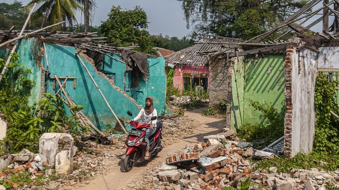 Potret 4 Kampung yang Mau Ditenggelamkan Demi Waduk Karian Pengendara sepeda motor melintas di antara rumah yang sudah tidak ditempati pemiliknya di Desa Bungur Mekar, Lebak, Banten, Selasa (22/8/2023). Sebanyak empat kampung yang berada di desa tersebut akan segera ditenggelamkan guna mengairi Waduk Karian pada September 2023. ANTARA FOTO/Muhammad Bagus Khoirunas/Spt.