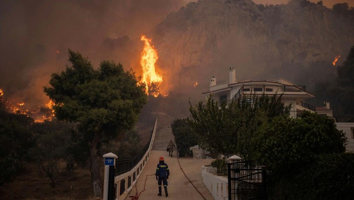 The sun sets as a wildfire burns in the village of Hasia, near Athens, Greece August 22, 2023. REUTERS/Alkis Konstantinidis