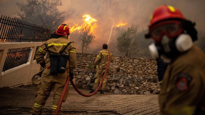 The sun sets as a wildfire burns in the village of Hasia, near Athens, Greece August 22, 2023. REUTERS/Alkis Konstantinidis
