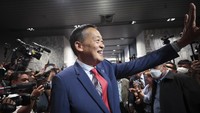Partai Pheu Thai, yang menempati peringkat kedua dalam pemilu, lantas mengajukan Srettha sebagai calon PM ke parlemen. Sosok Srettha yang dikenal sebagai maestro real estate di Thailand ini, terjun ke dunia politik hanya beberapa bulan sebelum pemilu digelar pada 14 Mei lalu. Saat mengajukan Srettha sebagai calon PM, Pheu Thai yang sebelumnya mendukung dan tergabung koalisi Partai Move Forward yang akhirnya kolaps, memutuskan untuk mengeluarkan partai pemenang pemilu itu dari koalisi.