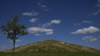 Gundukan tersebut membantu mengurangi polusi suara, memberikan sudut pandang dan merupakan landmark yang menarik untuk kawasan di London barat. AP/Kirsty Wigglesworth  