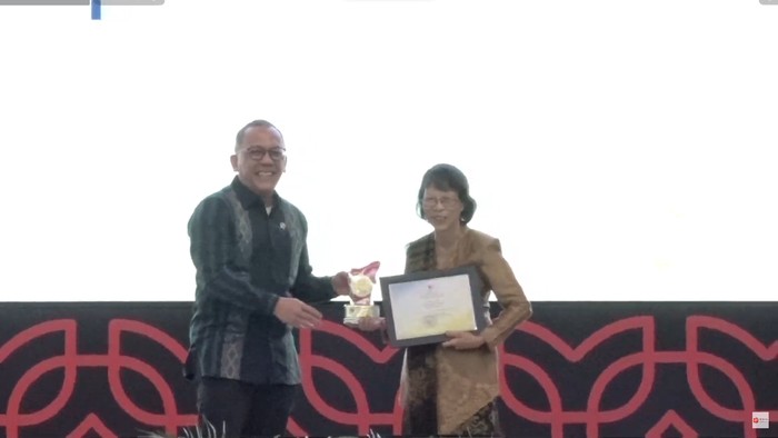 Prof Melani Budianta terima Sarwono Award 2023 BRIN-LPDP