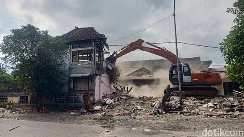 Proses pembongkaran kios pedagang di Pasar Umum Negara, Jembrana.
