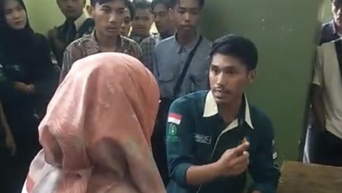 Rektor UIN Bukittinggi Ridha Ahida ketika berdialog dengan dengan Ahmad Zaki soal penolakan Gubernur Sumbar. (Foto: Istimewa)