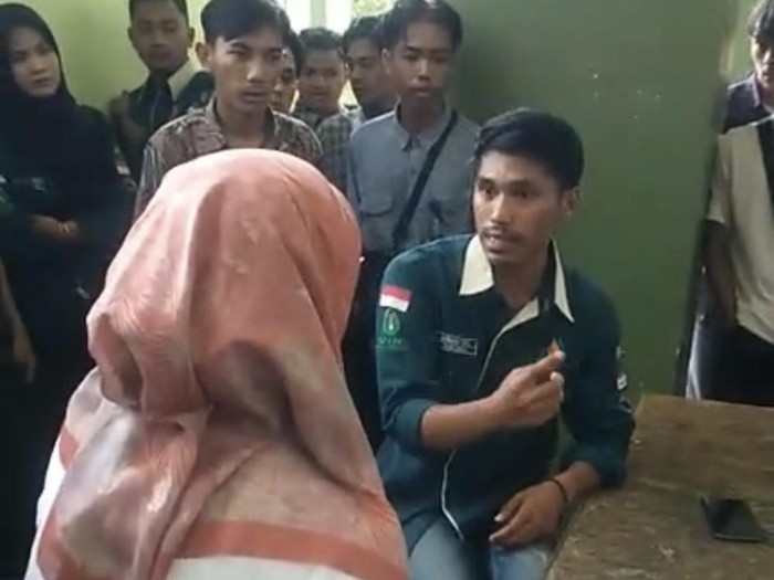 Rektor UIN Bukittinggi Ridha Ahida ketika berdialog dengan dengan Ahmad Zaki soal penolakan Gubernur Sumbar. (Foto: Istimewa)