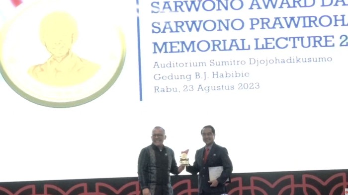 Rektor Unhas Prof Jamaluddin Jompa memberikan orasi ilmiah di BRIN