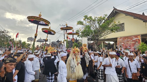 Ritual macepuk di perempatan Banjarangkan, Klungkung, Rabu (23/8/2023). (Putu Krista/detikBali).