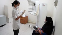 Skrining kanker payudara ini menggunakan mesin mamografi. Saat ini mesin itu telah tersedia di 14 RS Siloam di seluruh Indonesia.