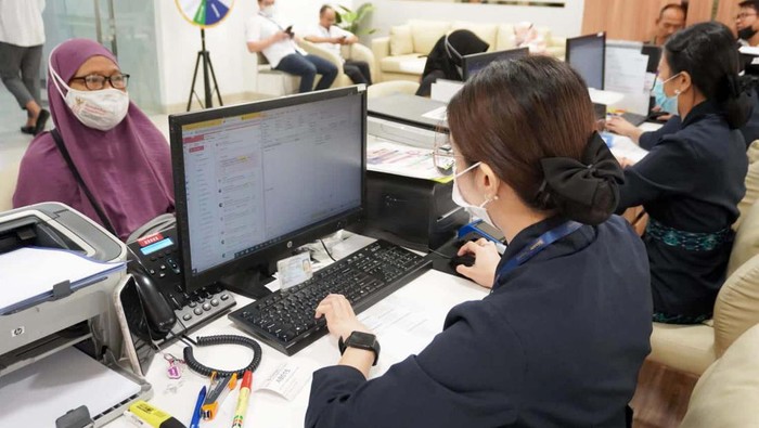 RS Siloam Layani Skrining Kanker Payudara Gratis PT Lippo Karawaci Tbk. (LPKR), melalui anak usahanya di sektor layanan kesehatan, yaitu PT Siloam International Hospitals Tbk. (SILO), turut mendukung perjuangan dunia melawan kanker dalam mengurangi kesenjangan akses terhadap pengobatan medis, akses terhadap edukasi, dan akses terhadap kompetensi tenaga medis. Untuk itu, SILO menggelar kampanye SELANGKAH (SEmangat LAwan KANker) yang berlangsung pada Maret hingga Desember 2023. Skrining kanker payudara ini menggunakan mesin mamografi yang tersedia di 14 RS Siloam di seluruh Indonesia untuk memeriksa 25.000 wanita.