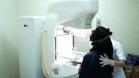 Siloam Hospitals Lippo Village melakukan skrining kanker payudara untuk para wanita pekerja informal/tenaga lapangan harian yang berdomisili di kawasan Lippo Village, Tangerang, Rabu (23/8/2023).
