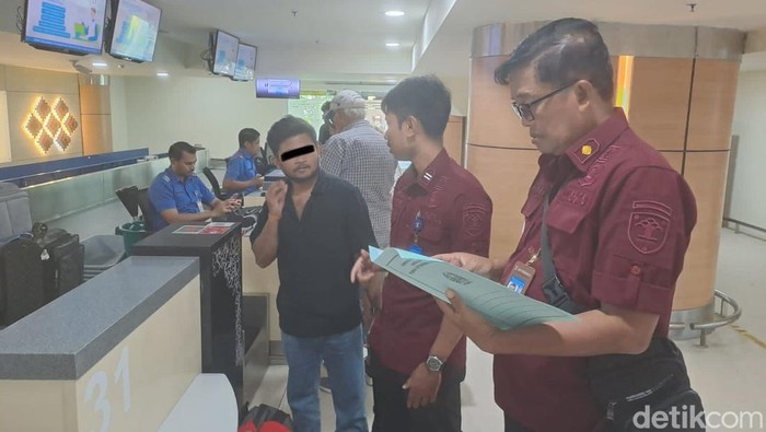 Rudenim Denpasar mendeportasi seorang WN India dari Bali karena mencuri ponsel wisatawan.