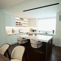 Lantai utama terdiri dari ruang keluarga, ruang makan, dapur. Semuanya menyatu tanpa sekat sehingga terasa lebih lapang. Warna putih yang mendominasi semakin menambah kelegaan tersebut. “Teman-temanku bilang jadi mirip apartemen,” kata ibu satu anak ini.   Foto: YouTube/AH